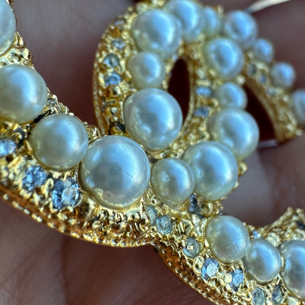 CHANEL Gold and Pearl Brooch - Picture 13 of 14